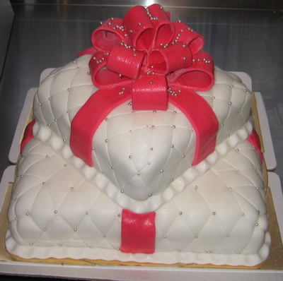 Двухъярусный белый Свадебный торт с красным бантом